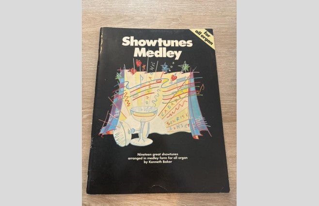 Used Showtunes Medley All Organ Book REF 0045 - Image 1
